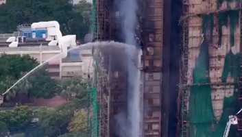 A hongkongi tűzvész halálos áldozatainak száma 128-ra nőtt, három gyanúsítottat letartóztattak - illusztráció