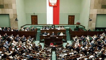 A lengyelek többsége támogatná a magyarországihoz hasonló mandátumkorlát bevezetését - illusztráció