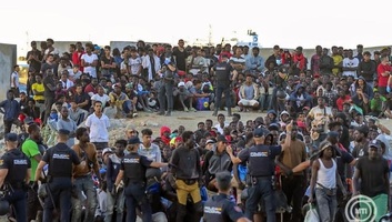 A spanyol kormány ideiglenes befogadóhelyeket létesít az illegális bevándorlók ellátására - illusztráció