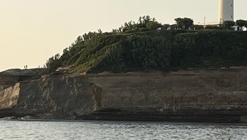 A tengerbe omlott egy sziklafal a franciaországi Biarritzban, maga alá temetve embereket - illusztráció