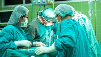 Belehalt sérüléseibe a szlovákiai iskolai késelés egy újabb áldozata, egy 12 éves diáklány - illusztráció