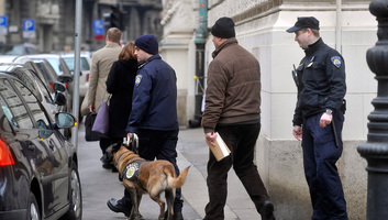 Bombafenyegetés miatt nem kezdődött meg a tanítás több zágrábi középiskolában - illusztráció