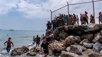 CNN: 57 halott Ceutánál, az 50 ezer migráns többsége már visszatért Marokkóba - illusztráció