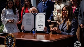 Donald Trump aláírta az online zsarolás és kizsákmányolás elleni törvényt - illusztráció