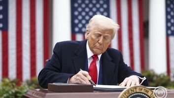 Donald Trump megsemmisíti elődje minden olyan elnöki rendeletét, amelyen nem saját kezű aláírás szerepel - illusztráció