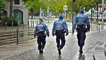 Dortmund: Megadta magát a fegyveres férfi, a gyerekek biztonságban vannak - illusztráció