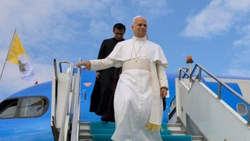 Elkezdődött Leó pápa első külföldi látogatása, megérkezett Törökországba az egyházfő - illusztráció