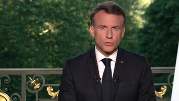 Felfüggesztett börtönbüntetést kért az ügyészség az Emmanuel Macron feleségéről álhírt terjesztőkre - illusztráció