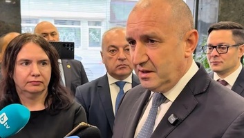 Hatalmas fölénnyel győzött a bolgár választáson Rumen Radev, öt év káosznak vet véget az euroszkeptikus volt elnök sikere - illusztráció