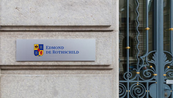 Házkutatást tartottak egy párizsi bankban Jeffrey Epstein kapcsolatainak ügyében - illusztráció