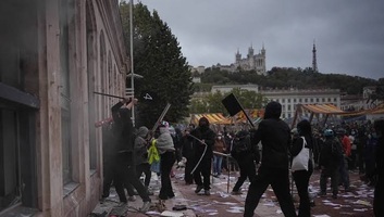 Hetvenezer rendfenntartót mozgósítanak a szombati tüntetésekre Franciaországban - illusztráció
