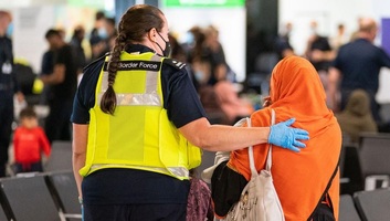 Jelentősen szigorítja a menedékjogi feltételeket a brit kormány - illusztráció