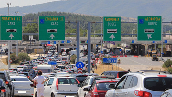 Kilométeres sorok alakultak ki a Görögország felé vezető határon - illusztráció