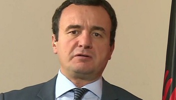 Kurtit tojással dobálták meg a koszovói parlament ülésén - illusztráció