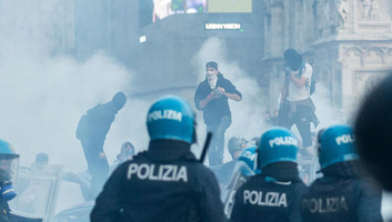 Milánóban csatatérré változott a dóm előtti tér tüntetők és rendőrök összecsapásai miatt - illusztráció