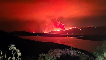 Mintegy kétszáz embert evakuáltak a Brač szigetén pusztító tűz miatt - illusztráció