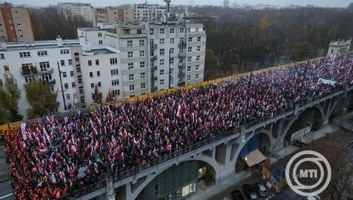 Százezres tömeg vett részt Varsóban a lengyel függetlenségi meneten - illusztráció