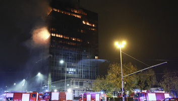 Száznál is több tűzoltó próbálja megfékezni a lángokat a Zágráb egyik jelképének számító Vjesnik palotában (Frissítve) - illusztráció