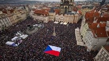 Tízezrek tüntettek Prágában Petr Pavel államfő mellett és a kormány ellen - illusztráció