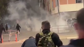Tüntetők és rendőrök csaptak össze Pristinában, többen megsérültek - illusztráció