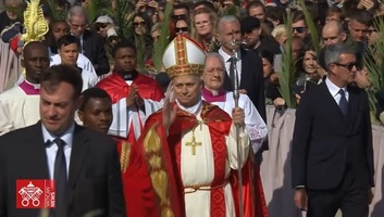 XIV. Leó pápa: Krisztus a keresztről kiáltja az embereknek, hogy tegyék le a fegyvert - illusztráció