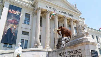 Az ötvenezredik látogatót köszöntötték a szegedi Móra-múzeum jégkorszak-kiállításán - illusztráció