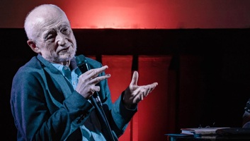 Posztumusz életműdíjjal ismeri el Nádasdy Ádám munkásságát a Színházi Kritikusok Céhe - illusztráció