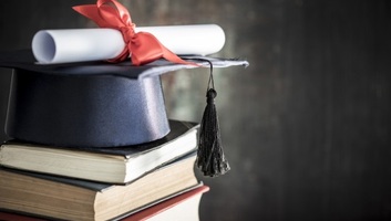 Diplomák, fedezet nélkül - illusztráció