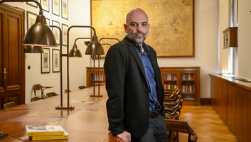 A Camorra titkait feltáró újságíró elsírta magát, amikor a bíróság elítélte a nápolyi bűnszervezet vezéreit - illusztráció