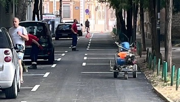 A parkolók miatt keskennyé vált az út egy belvárosi utcában Újvidéken - illusztráció