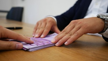 Banki alkalmazott sikkasztott el csaknem 740 ezer eurót húsz ügyféltől - illusztráció