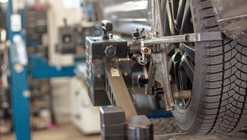 Dráma az ibari főúton: Benzinnel locsolta le magát egy autószerviz tulajdonosa - illusztráció