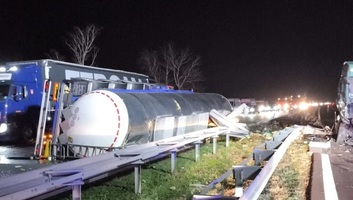 Felborult egy tartálykocsi az autópályán Szőreg közelében - illusztráció