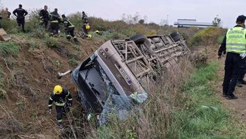 Felborult egy utasokat szállító autóbusz Mitrovica közelében, áldozatok is vannak (Frissült) - illusztráció