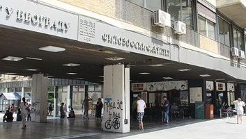 Fiatal nő holttestét találták meg a belgrádi Bölcsészettudományi Kar előtt - illusztráció