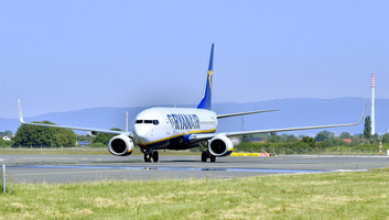 Késett a repülésirányító, Eszék felett körözött a Ryanair éjszakai gépe - illusztráció