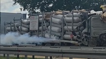 Két kamion karambolozott az autópályán Ópazovánál: Gázszivárgás miatt lezárták a forgalmat - illusztráció