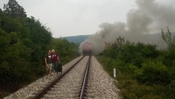 Kigyulladt egy személyvonat a Niš–Svrljig vasútvonalon, az utasok idejében elhagyták a szerelvényt - illusztráció