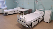 Klinikai Központ: Mennyezeti panelek zuhantak le a szülészet üres helyiségében - illusztráció