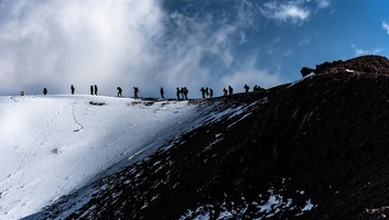 Sikerült kimenteni hó fogságába esett több száz túrázót a Mount Everest keleti oldaláról - illusztráció