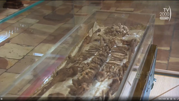 Szent Ferenc csontjait visszahelyezték Assisi bazilikájának kriptájába - illusztráció