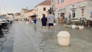 Tíz nap alatt harmadszor öntötte el meteocunami Stari Grad rakpartját Horvátországban - illusztráció