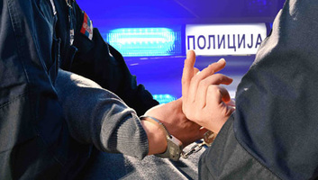 Tíz személyt, köztük hét rendőrt sebesített meg egy fiatal Nagybecskereken - illusztráció