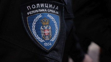 Több mint ötmillió dináros visszaélés gyanúja miatt vettek őrizetbe egy férfit Újvidéken - illusztráció