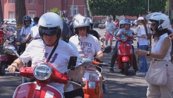 Több mint tízezer Vespa vonult fel Rómában a legendás robogó 80. évfordulója alkalmából - illusztráció