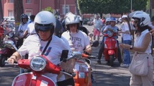 Több mint tízezer Vespa vonult fel Rómában a legendás robogó 80. évfordulója alkalmából - illusztráció
