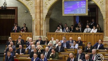 A közrend védelmét és a vállalkozói terhek csökkentését célzó javaslatokról tárgyal a magyar parlament - illusztráció