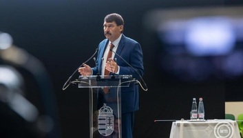 Áder János: Fenntarthatatlan, hogy energiaigényünk 84 százalékát még mindig fosszilis energiahordozókból fedezzük - illusztráció
