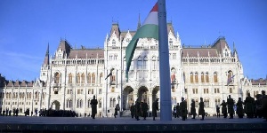 Aradi vértanúk emléknapja: Felvonták, majd félárbócra eresztették a nemzeti lobogót a Kossuth téren - cikkhez fűződő kép