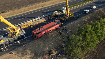 Buszbaleset az M3-ason: Halálos tömegszerencsétlenség gondatlan okozása miatt indult eljárás a sofőr ellen - illusztráció